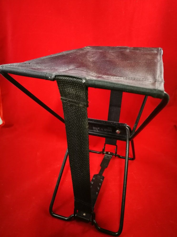 Folding camp stool