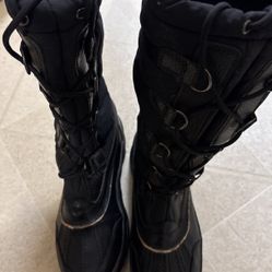 Woman’s snow boots size 7