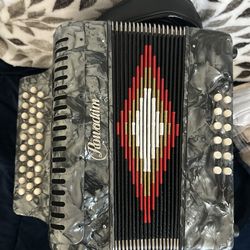 Rowadtim accordion