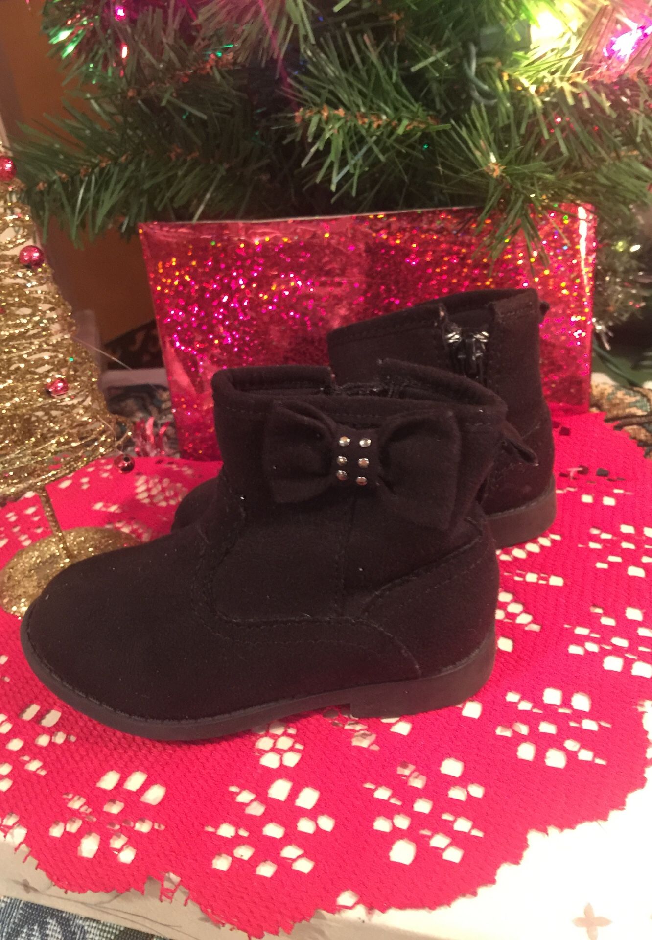 Little girls. Black suede boots low heels treads zip side. Bows on side euc size 6