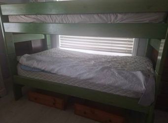 Twin bunkbeds