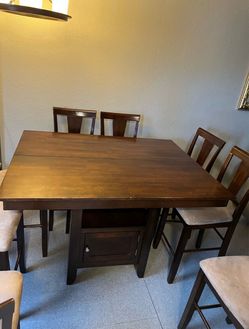 Table with 8 chairs