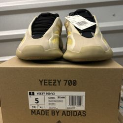 Yeezy 700 Safflower Size 5