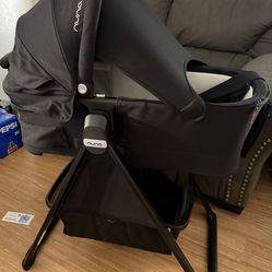 Nuna SWIV & TRIV Series Bassinet & Stand