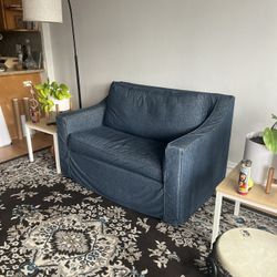 Loveseat Couch / Pullout Bed