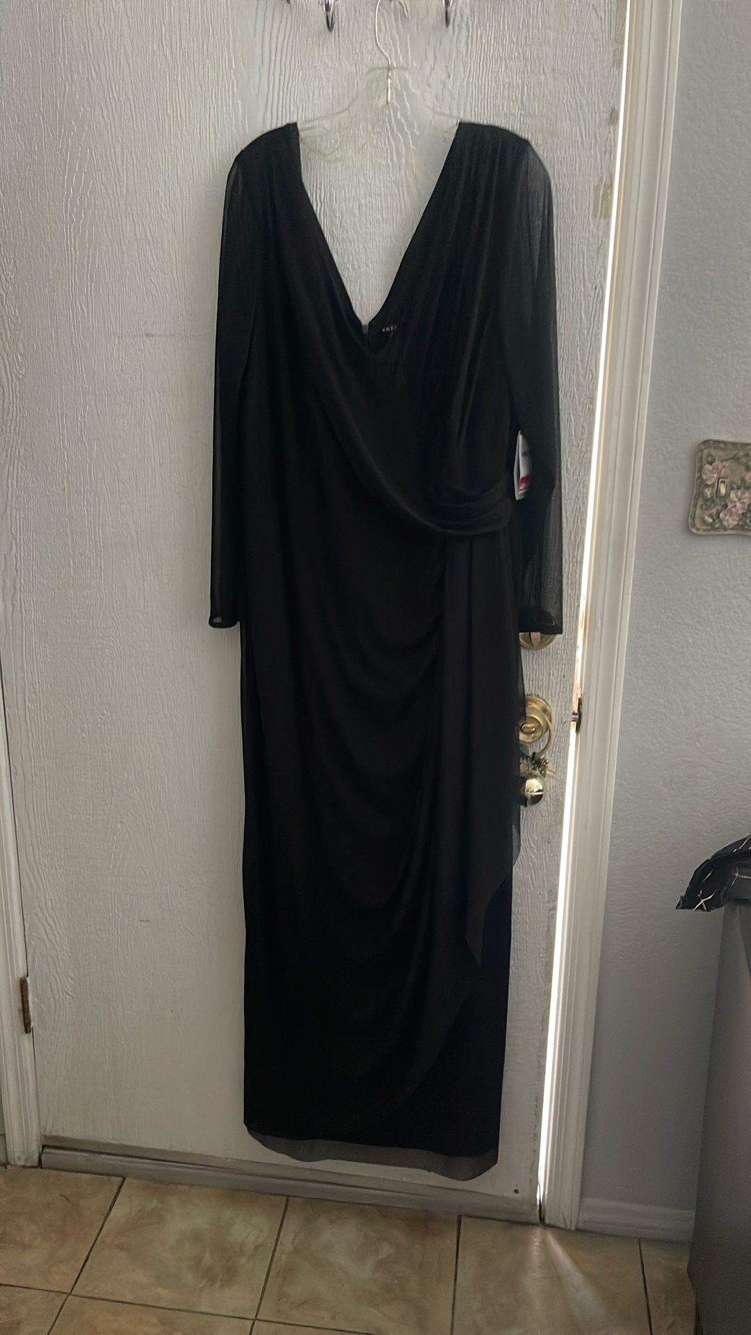 WOMEN’S LONG EVENING DRESS NORDSTROM FOR PARTIES, WEDDINGS . IR ANY OCCASION. NEW WITH TAGS SIZE 22 W