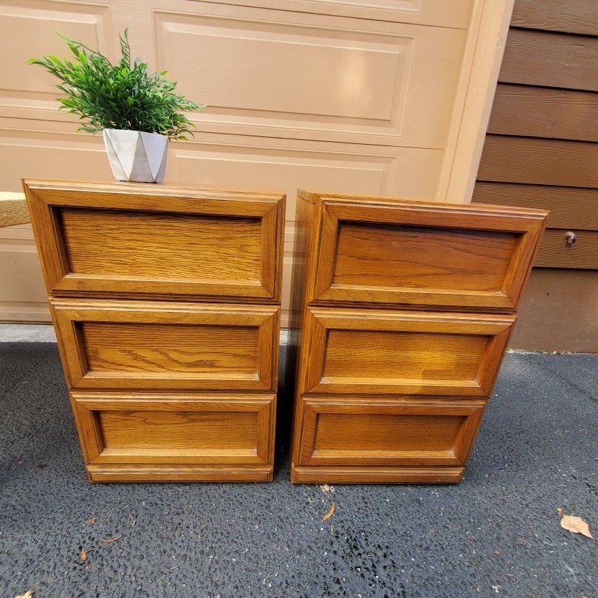 Modulus Morris Furniture Mid Century Modern Solid Wood 2 Meching End Tables/ Nighstands / Side Tables / 3 Drower Dressers Only $95 For Set.