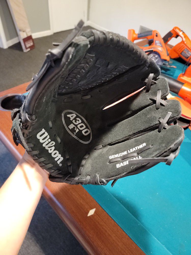 Wilson A 300 Baseball Glove Size Kids 7 to 13