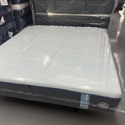 KING SIZE TEMPURPEDIC LUXEBREEZE (SOFT) MATTRESS & BOX SPRINGS BED SET