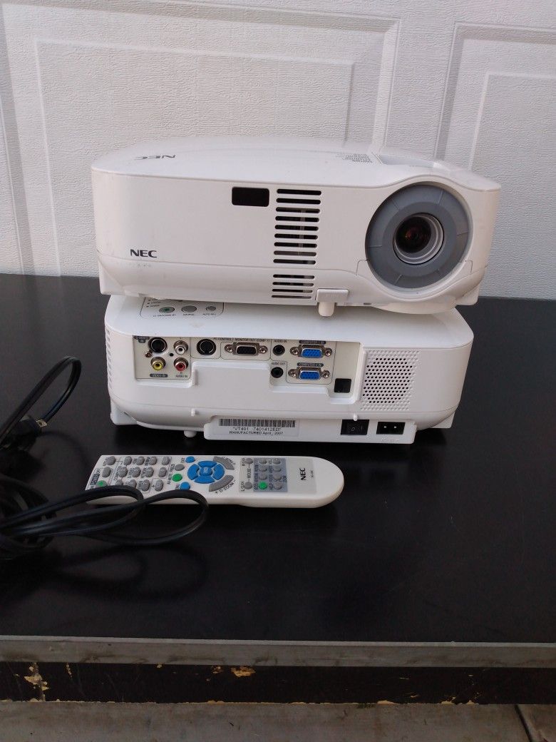 NEC vt491 LCD Projector 2000 Lumens 1080iHD 36ft Distance 120V