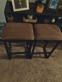 2 bar stools