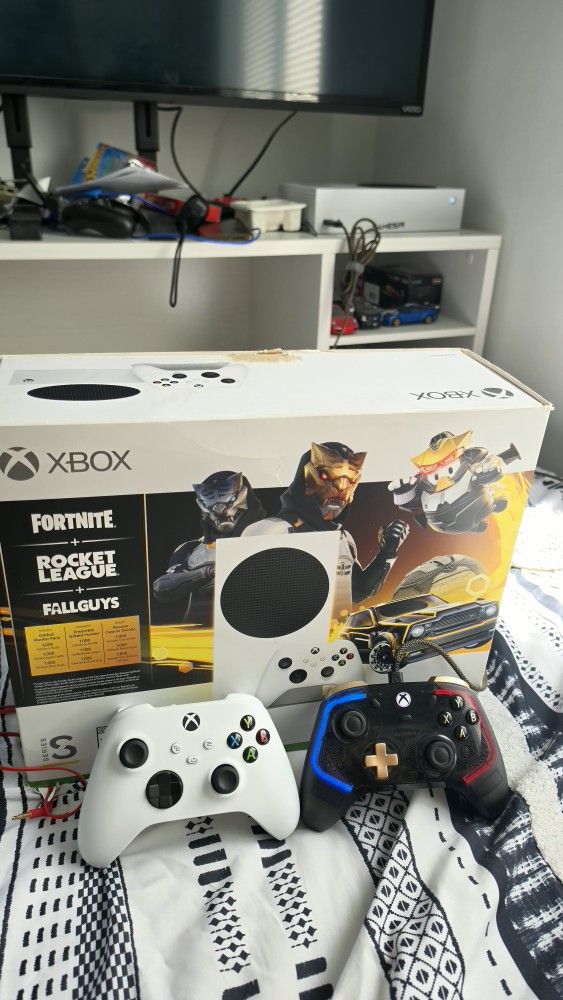 Xbox Series S + 1TB WD_Black Expansion + 2 Controllers (GameSir & Original)
