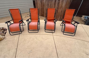 4 pool lounge chairs