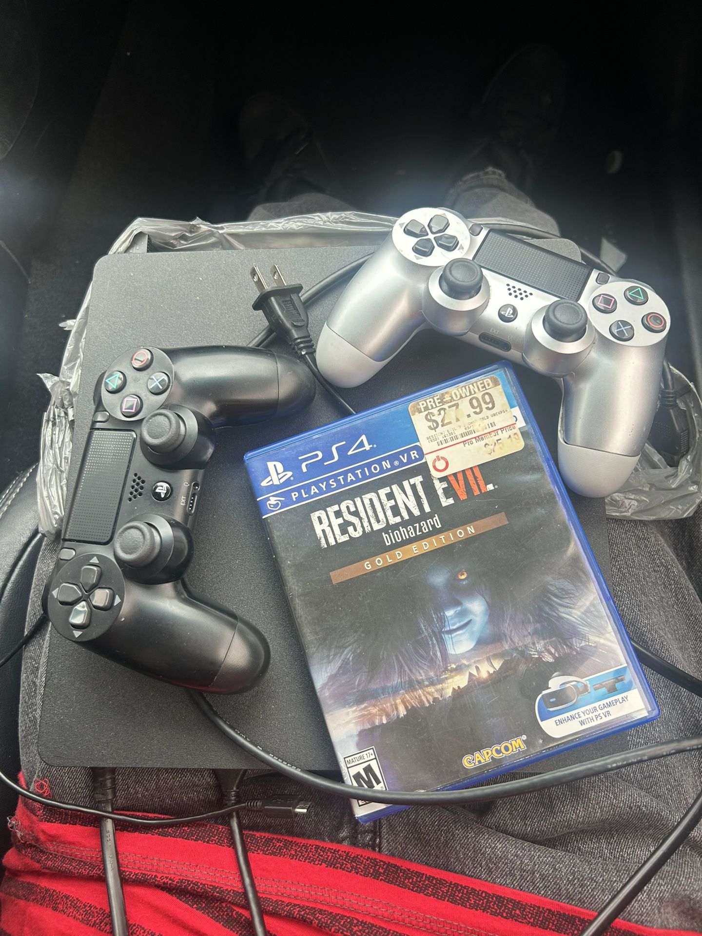 PS4 With 2 Controllers And Game