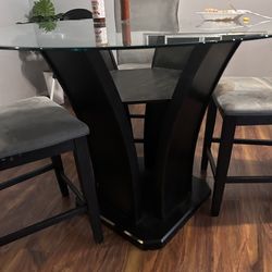 Glass dining table w/ 3 chairs
