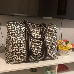 X large Coach logged bag, good for traveling