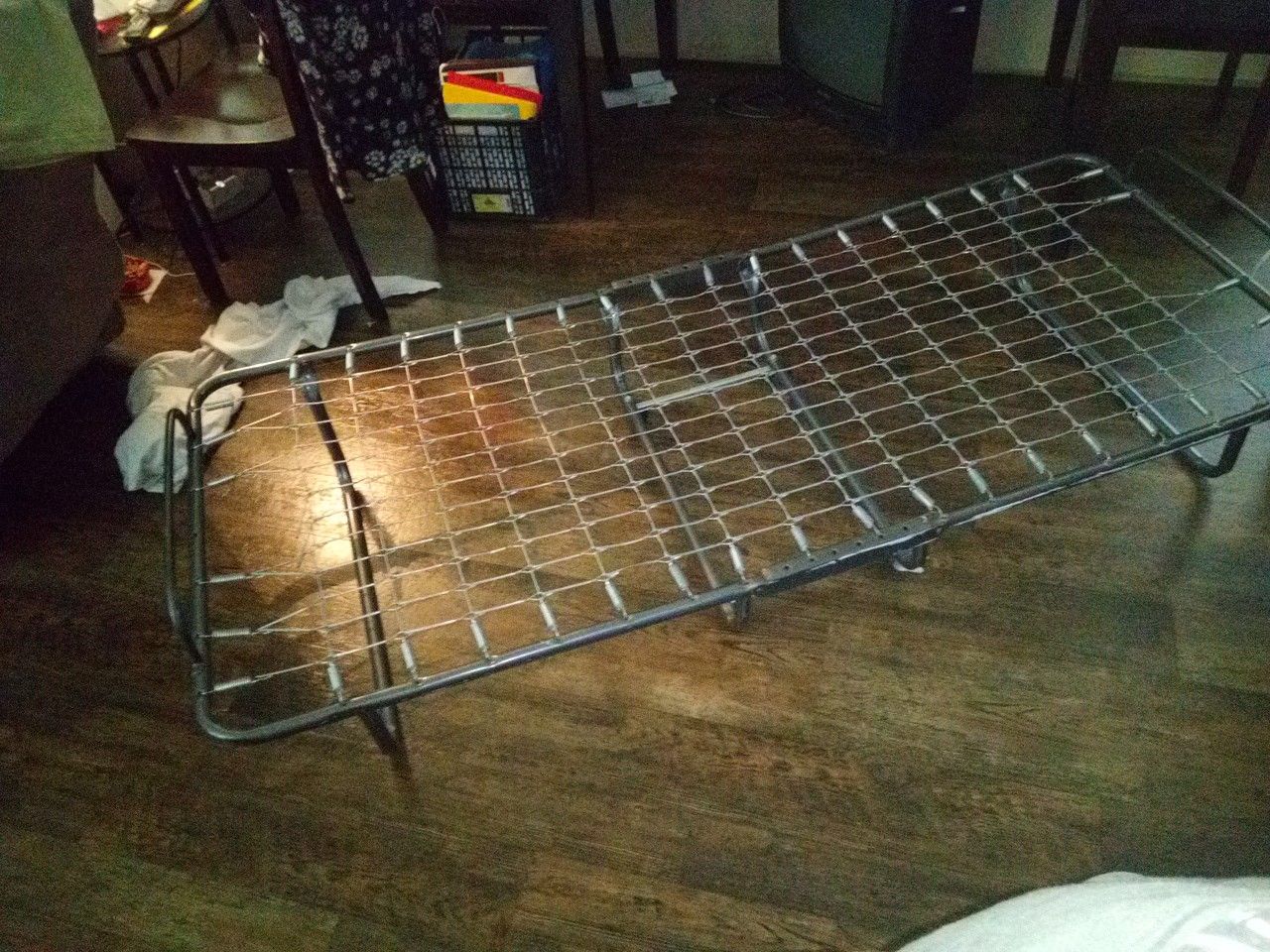 Made of Steel & Sturdy RollAway Portable Guest-Bed w/ springs