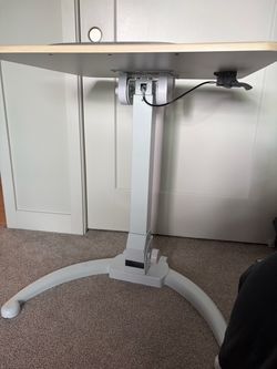 Height adjustable desk