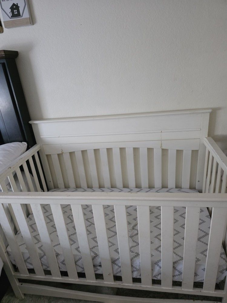 Convertible Baby Crib 