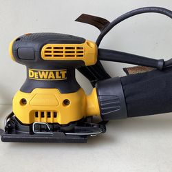 DeWalt 1/4 sheet palm grip sander