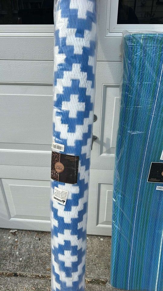 New 5 X7 Blue White Outdoor Rug