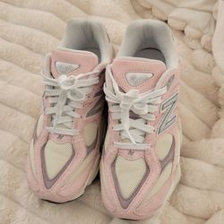 New Balance tennis shoes