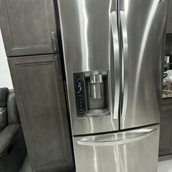 Lg refrigerator like new every thing works 