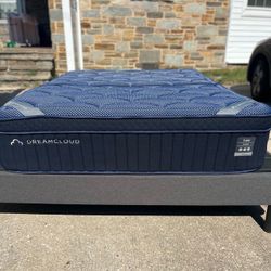 Dreamcloud Luxe Hybrid King Size Mattress Only, Like New, 67% off Retail!
