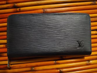 NEW AUTHENTIC LOUIS VUITTON ZIPPY WALLET EPI LEATHER. PLEASE CHECK PICTURES FOR AUTHENTICATION SERIAL NUMBERS.