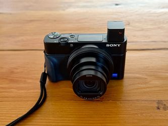 Sony RX100 VII (Mark 7) + 4 Batteries, Charger & Sony Grip | Great Condition