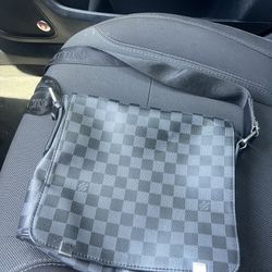 Men’s Louis Vuitton Messenger Bag
