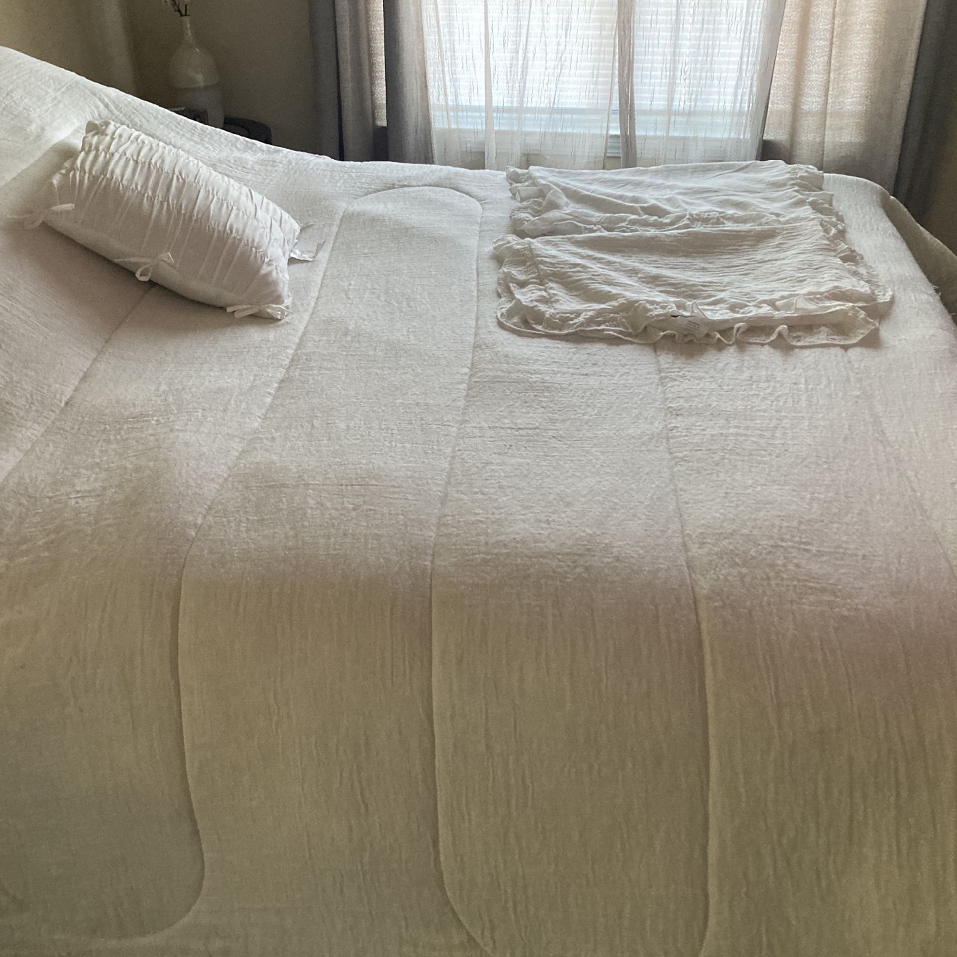 White Queen bed Spread. Only Had It For A Couple Of Days It Didn’t Match My Decor.