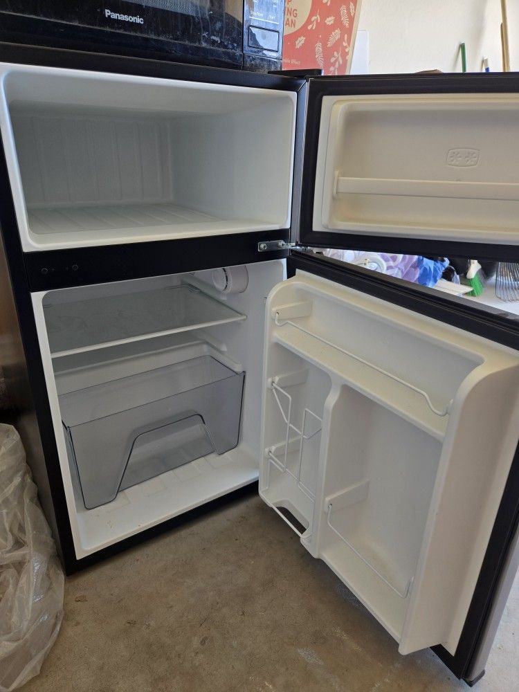 Galanz 3.1 Cu Ft Mini Fride With Freezer