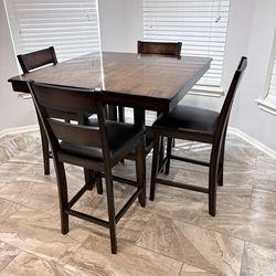 Dining breakfast area table / 4 chairs / 41”