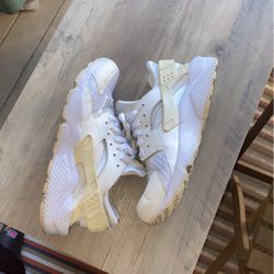 NIKE HUARACHES ALL WHITE SNEAKERS