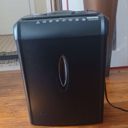 Pen + Gear 6 Sheet Crosscut Paper & Credit Card Shredder 