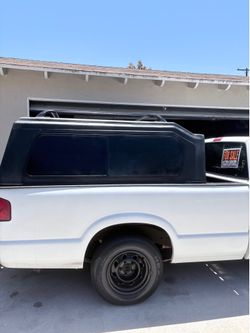 Camper shell for Tacoma  with rack can b use for s10 sonoma Nissan ranger-with 🔑