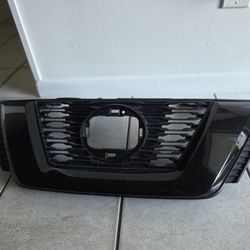 18/19 Nissan Rogue Grille Assy New  $170