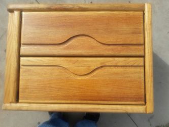 Solid oak cabinet woth shelf on.wheels