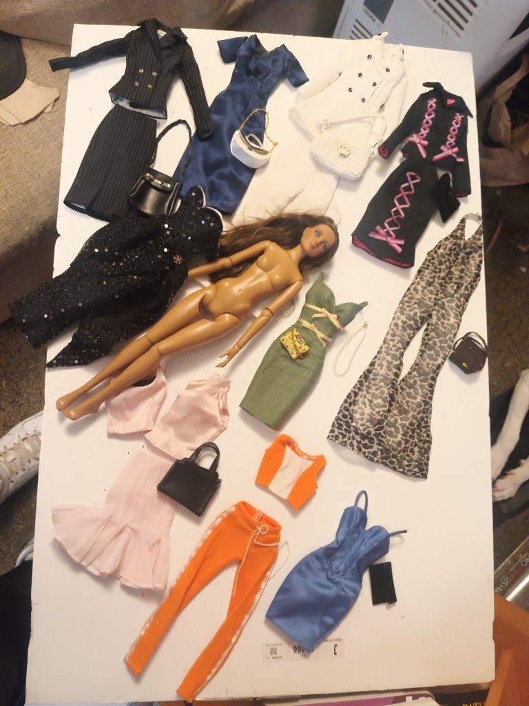 Tonner Doll w/10 High Fashion Outfits And Handbags