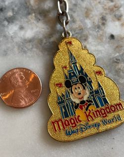 RARE VINTAGE WALT DISNEY WORLD MAGIC KINGDOM CASTLE MICKEY GOLD KEY CHAIN CHARM