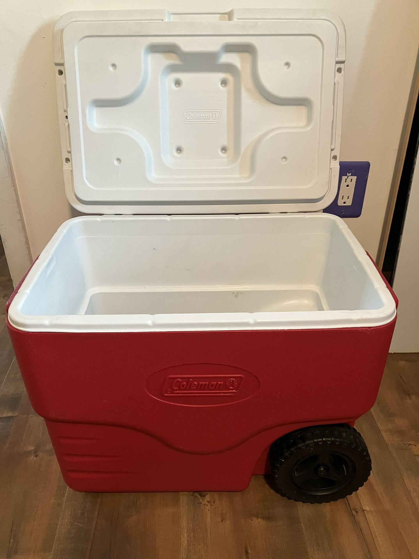 Nfl Dallas cowboys Coleman rolling ice chest 60qt holds 94 cans brand new  for Sale in Riverside, CA - OfferUp