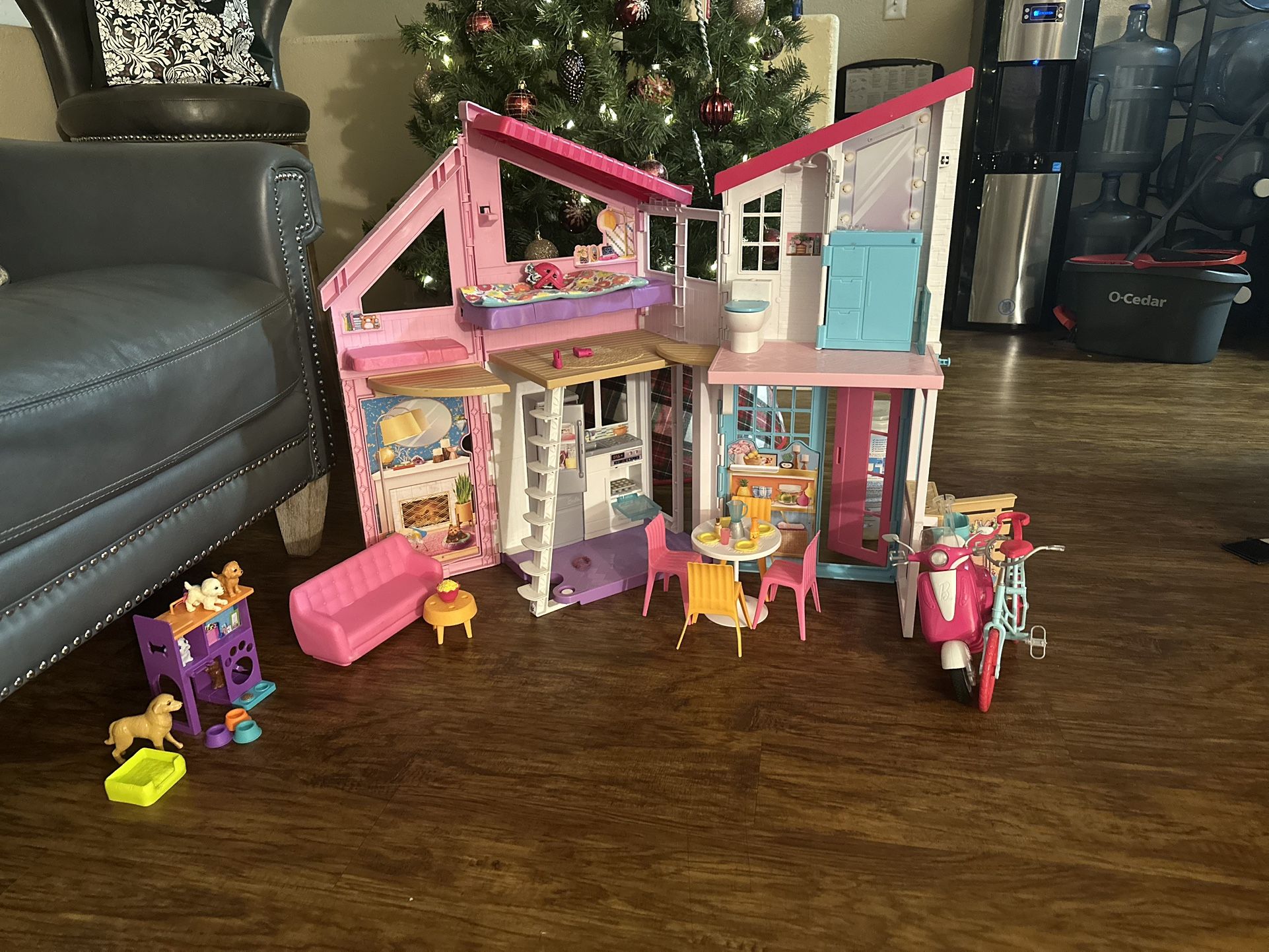 Malibu Barbie Doll House + Doll Clothes + Barbie Dolls