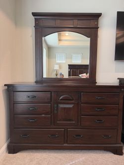 Traditional-style dresser