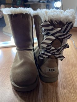 Sold out UGG SHORT BAILEY BOW II DIAGONAL STRIPES CHESTNUT SUEDE FUR BOOTS