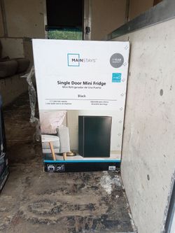 Single door mini fridge