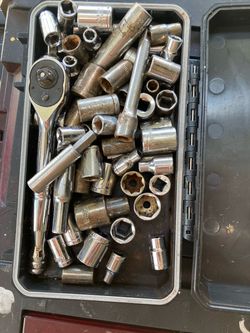 Mixed Socket Set with Ratchet Handle plus Milwaukee magnet dish