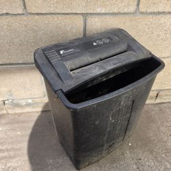 Paper shredder with power supply