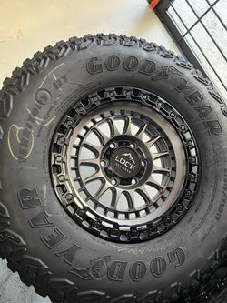 Vendo set de rines nuevos 17x9 de ancho de 6-139.7 lugs con llantas 315/70/R17 Goodyear