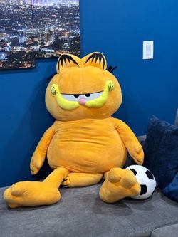 Giant Garfield plushie